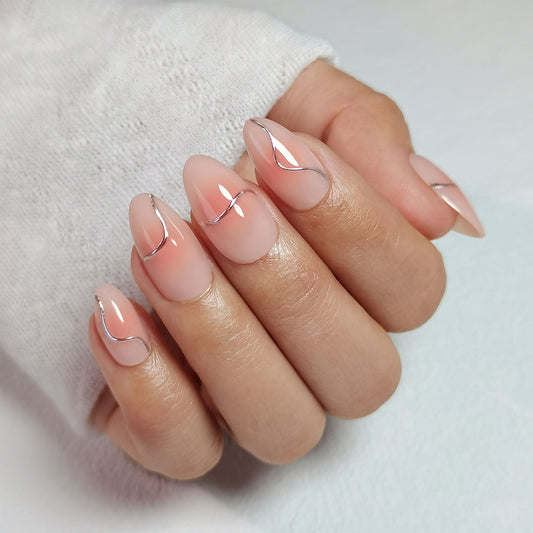 Een mooie lichtroze nude basis met donkerdere aura en op elke nagel 1 zilveren swirl. Een perfecte nail art als je niet te opvallend wilt maar wel net dat beetje extra. 