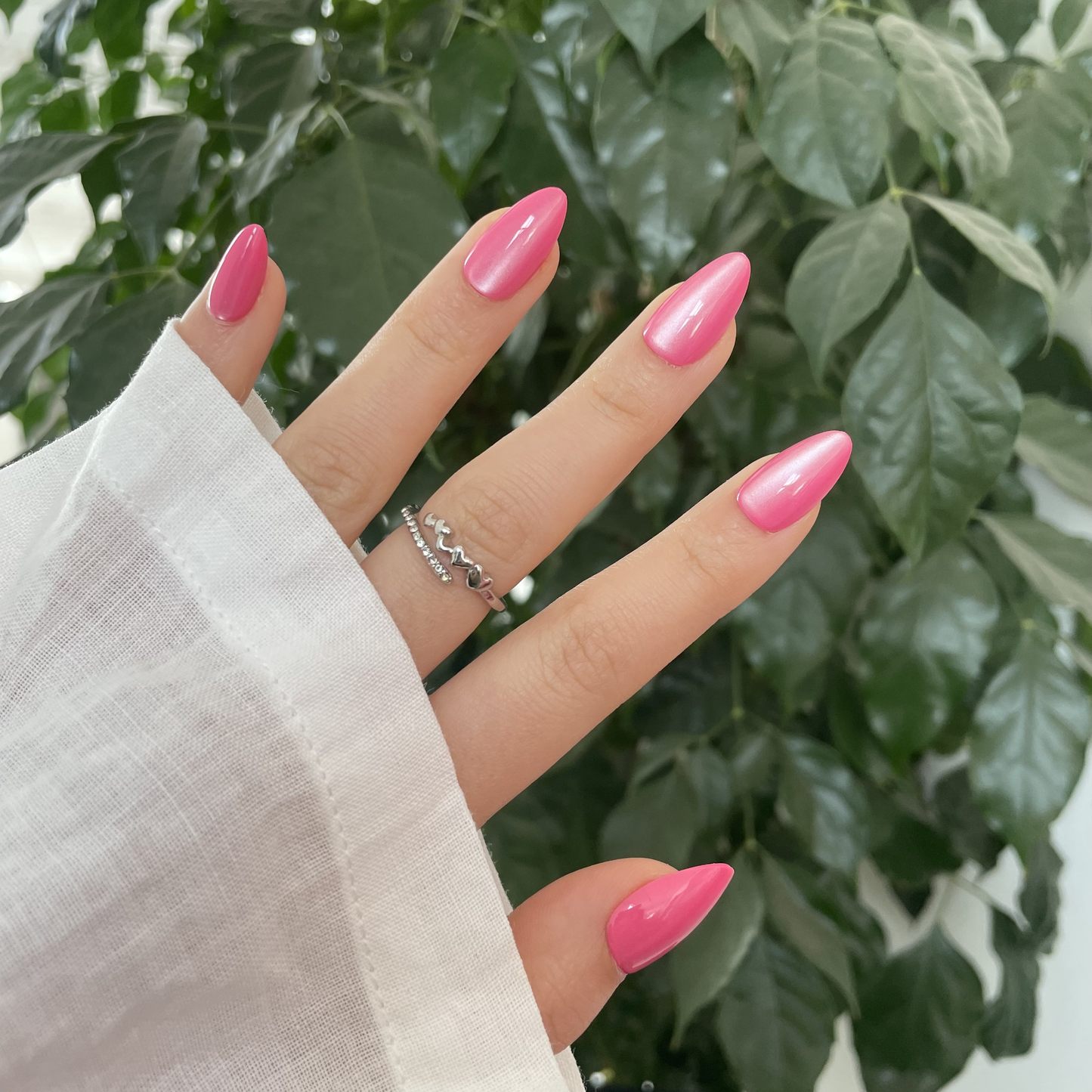 Knal roze almond plaknagels met glazed cat eye finish