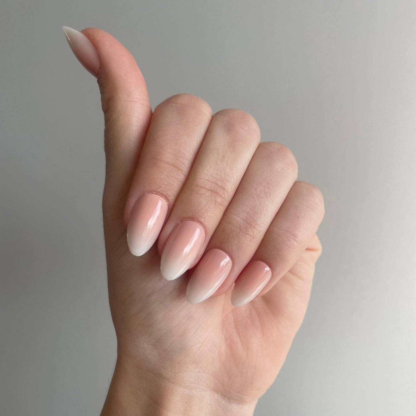 Model draagt de BIMA Nails Vanilla Cream press on nagels, dit is een babyboom nagel, een prachtige overgang van nude naar off white. 