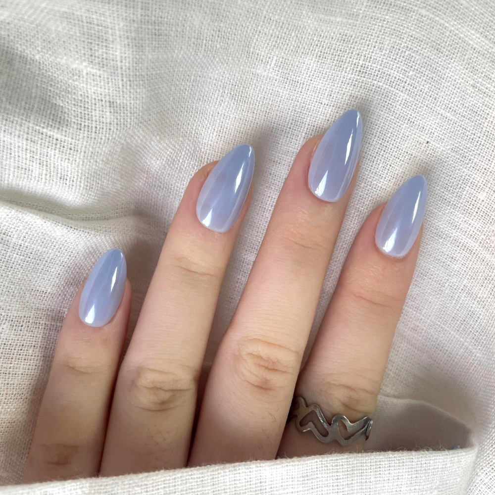 Blauwe glazed almond plaknagels van BIMA Nails