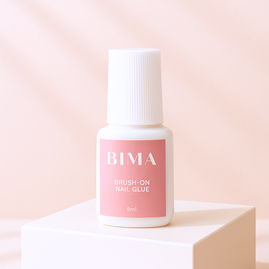 Brush-On Nail Glue van BIMA Nails, ideaal voor het egaal aanbrengen van press-on nagels.