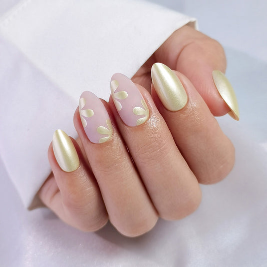 Op sommige nagels een effen butter yellow matte shimmer nagel en andere nagels heben een prachtige matte nude met een subtiele butter yellow bloemen nail art