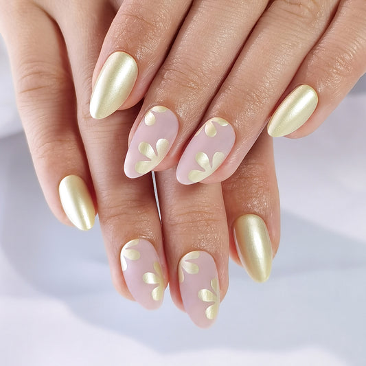 Op sommige nagels een effen butter yellow matte shimmer nagel en andere nagels heben een prachtige matte nude met een subtiele butter yellow bloemen nail art