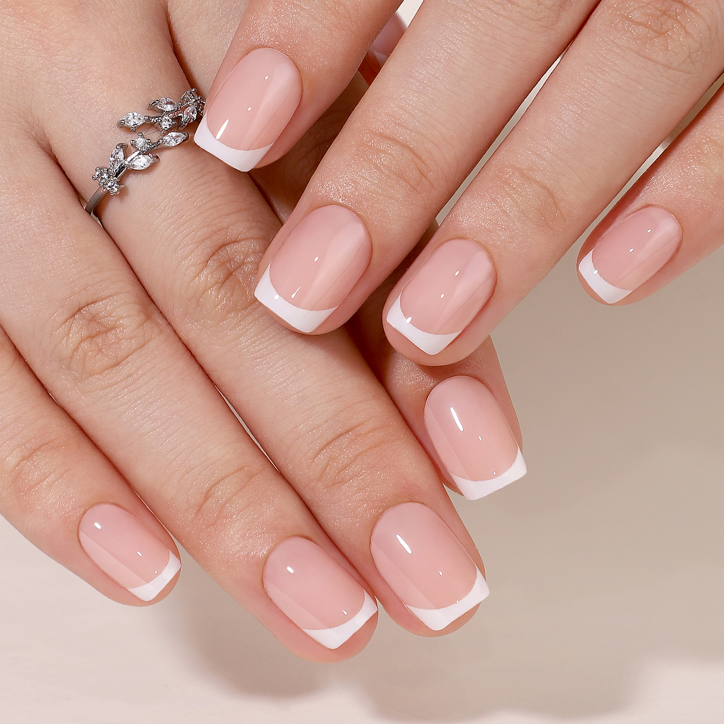 Short square french manicure press-on nagels. Tijdloos en stijlvol. 