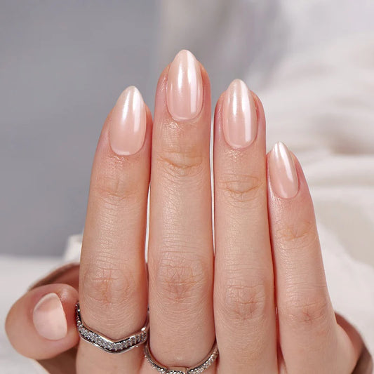 Press-on nagels in short almond vorm in een nude kleur met parelglans finish