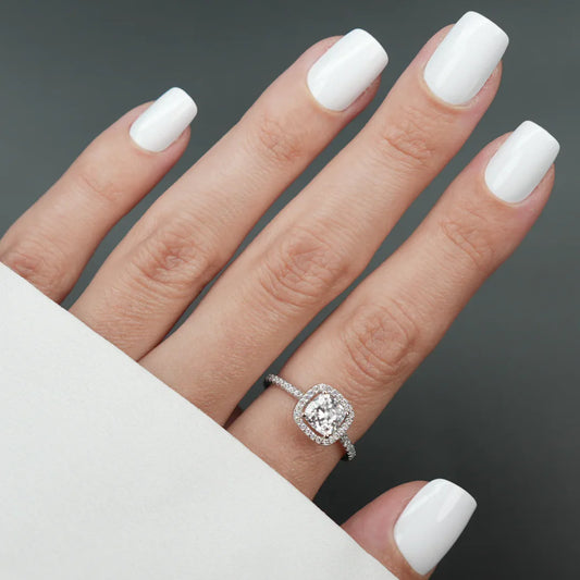 Zachte witte off white plaknagels met creamy finish in short square vorm – BIMA Nails