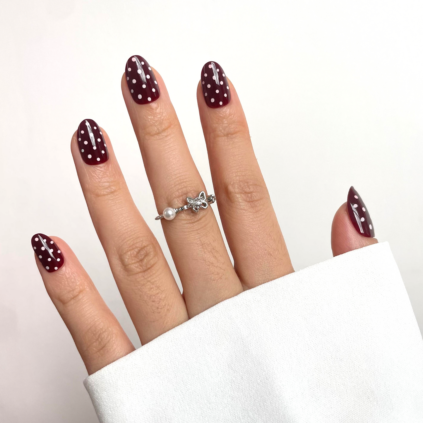 Bordeauxrode Press-On nagels met witte polkadots n ovale vorm