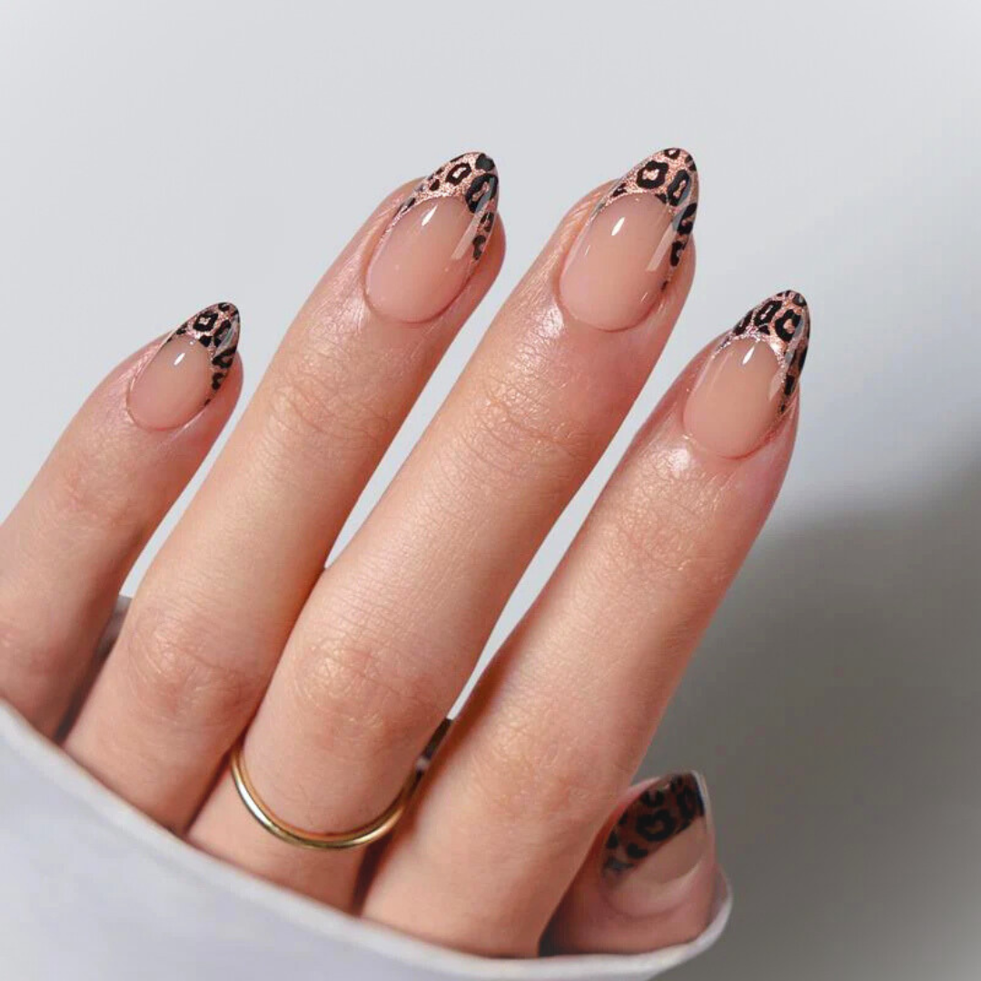 Een prachtige leopard french manicure met een subtiele glitter press-ons. 
