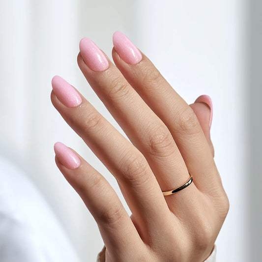 Hele licht roze press on nagel met een subtiele shimmer in een short oval vorm van BIMA Nails