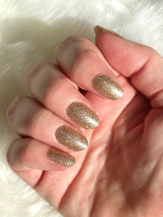 Gouden glitter gellakstickers op nagels, perfect voor feestjes of als je van een opvallende glitter houd