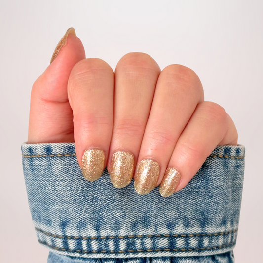 Gouden glitter gellakstickers op nagels, perfect voor feestjes of als je van een opvallende glitter houd