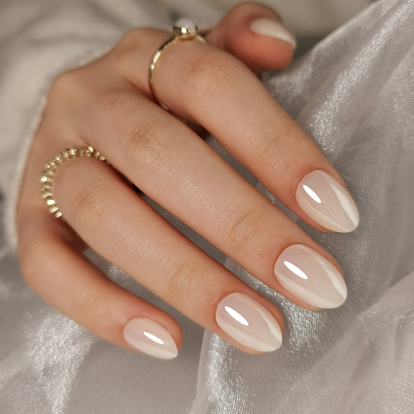 Extra korte press-ons in een almondvormige vorm. Een mooie tijdloze ivory/nude kleur met een mooie glans finish. 