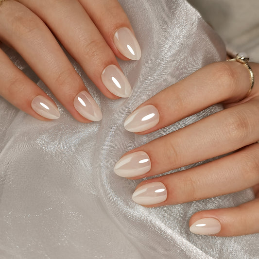 Extra korte press-ons in een almondvormige vorm. Een mooie tijdloze ivory/nude kleur met een mooie glans finish. 