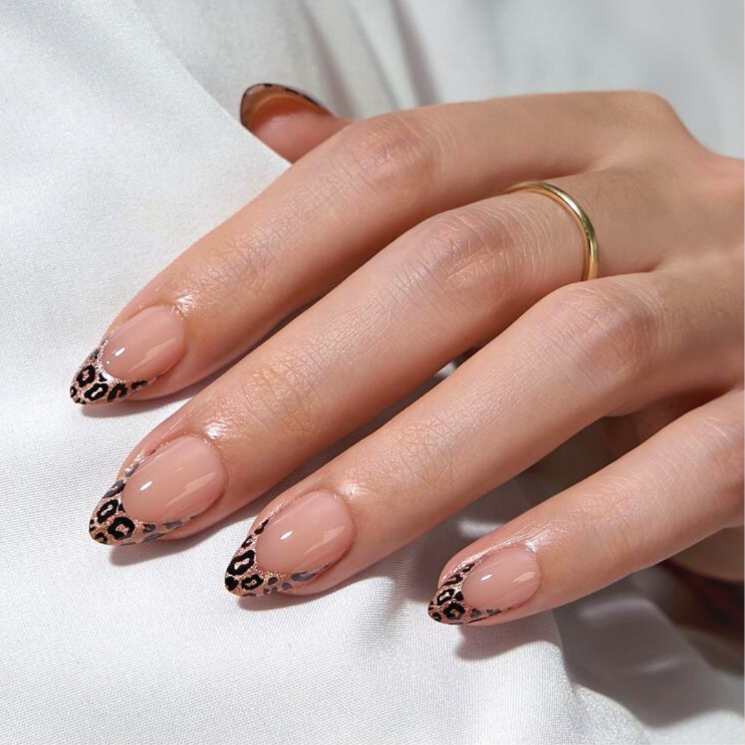 Een prachtige leopard french manicure met een subtiele glitter press-ons. 