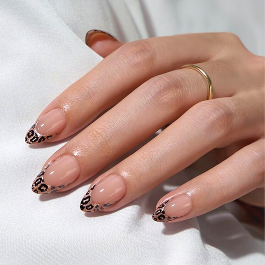Een prachtige leopard french manicure met een subtiele glitter press-ons. 