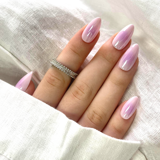 Lila paarse aura press-on nagels in almond vorm van BIMA Nails