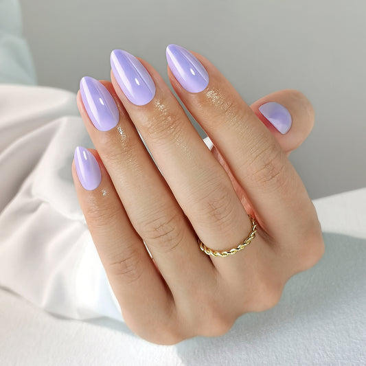 prachtige lila paarse almondvormige nagels met een subtiele chrome glans finish 