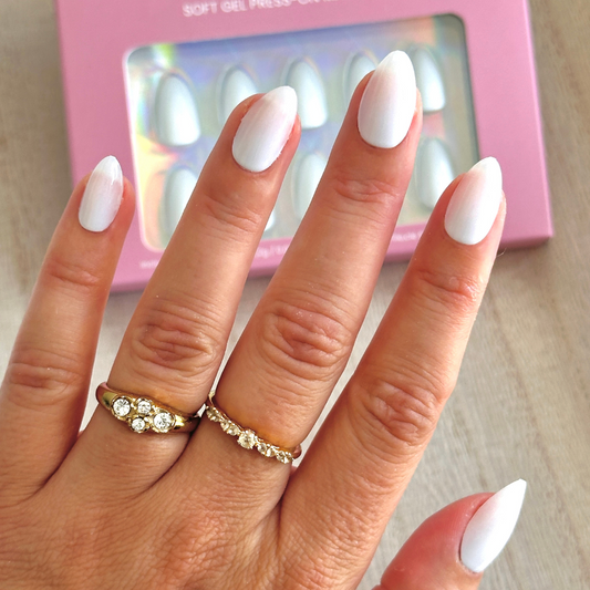 Milky Way short almond press on nagels van BIMA Nails. Een mooie witte nagel, licht doorschijnend. 