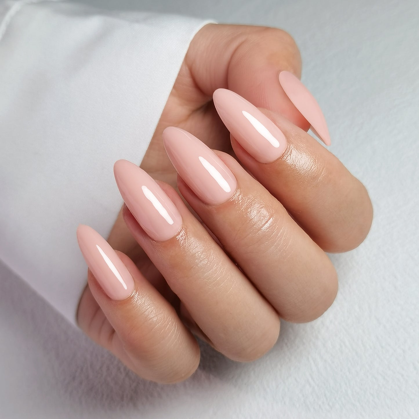 Lange press-on nagels in een prachtige nude kleur van BIMA Nails