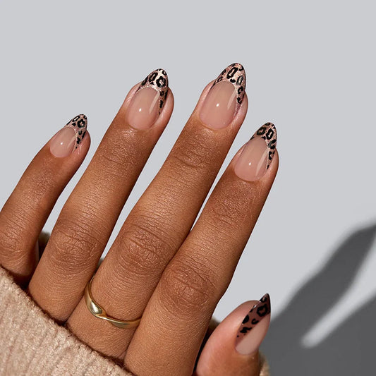 Een prachtige leopard french manicure met een subtiele glitter press-ons. 