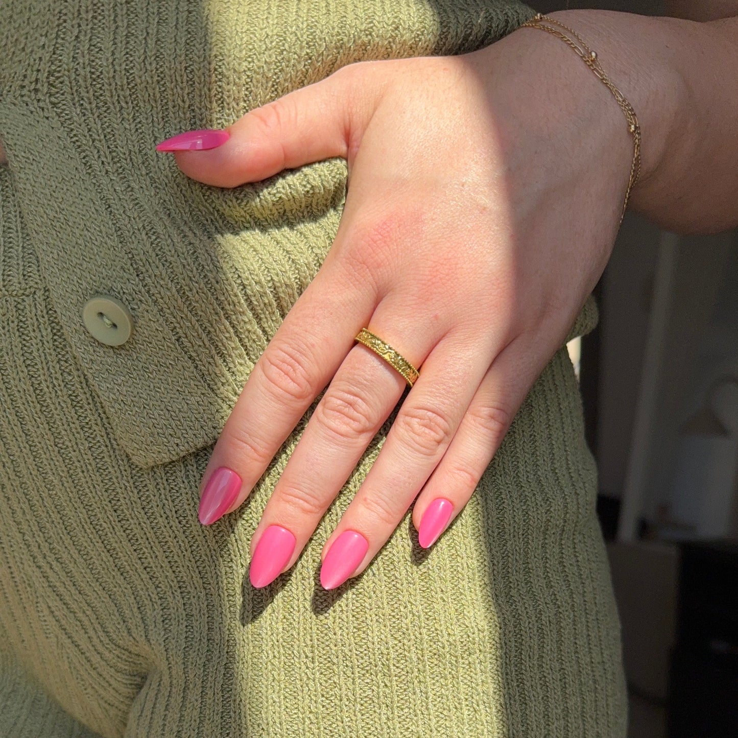 Almond roze press-ons met subtiel cat eye effect