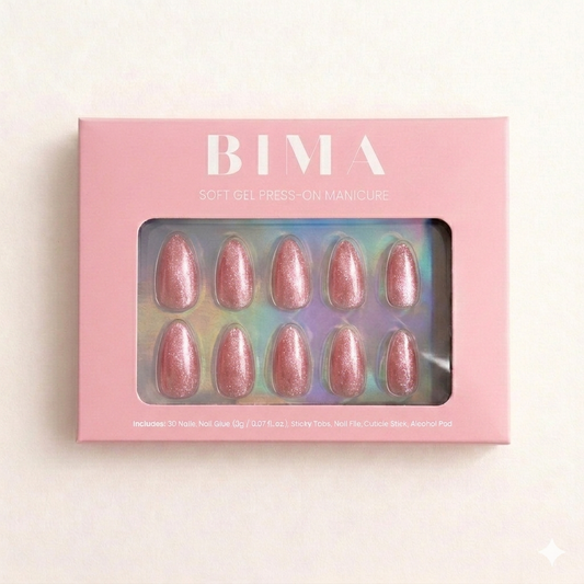 Roze almond plaknagels met subtiele glitter en een lichte cat eye. De press-ons zie je in de verpakking, totaal 30 nagels