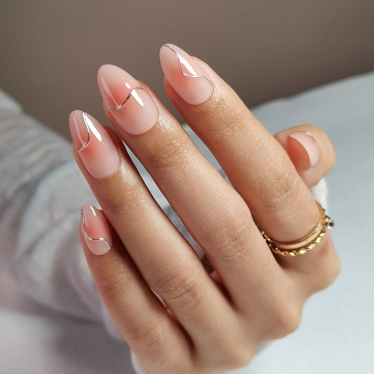 Een mooie lichtroze nude basis met donkerdere aura en op elke nagel 1 zilveren swirl. Een perfecte nail art als je niet te opvallend wilt maar wel net dat beetje extra. 