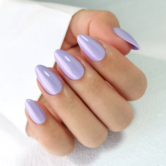 prachtige lila paarse almondvormige nagels met een subtiele chrome glans finish 