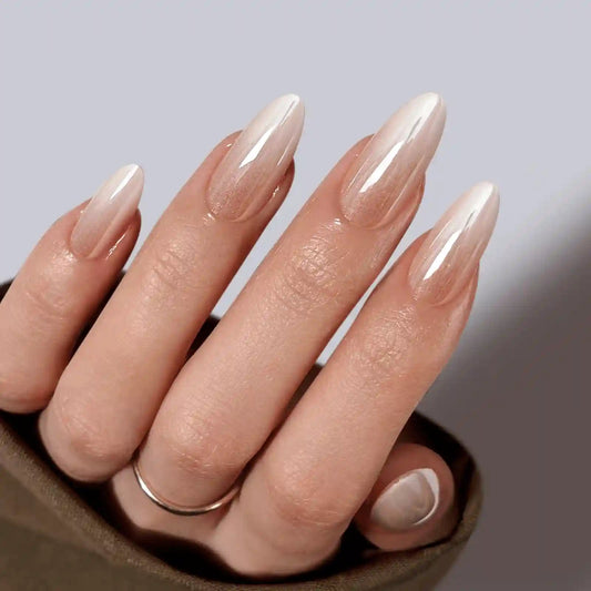 Lange almond press-on nagels van off white/beige met ombre effect naar licht bruin met een glazed finish van BIMA Nails