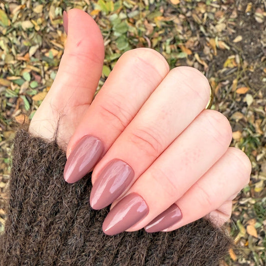 Een prachtig mysterieuze kleur press-on. In het ene licht een mooie bruine kleur en op een ander moment met ander licht een mooie warme mauve kleur. Perfect voor het herfst en winter seizoen. 