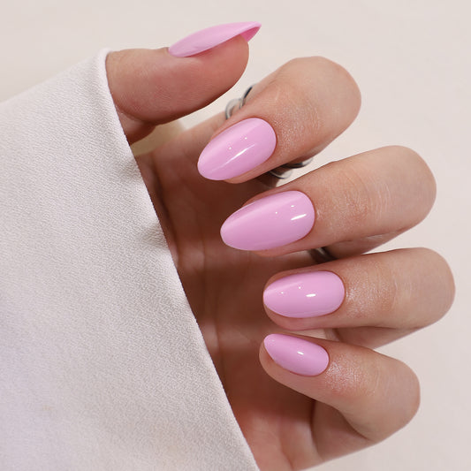 Een mooie lichtroze effen almond nagels van BIMA Nails