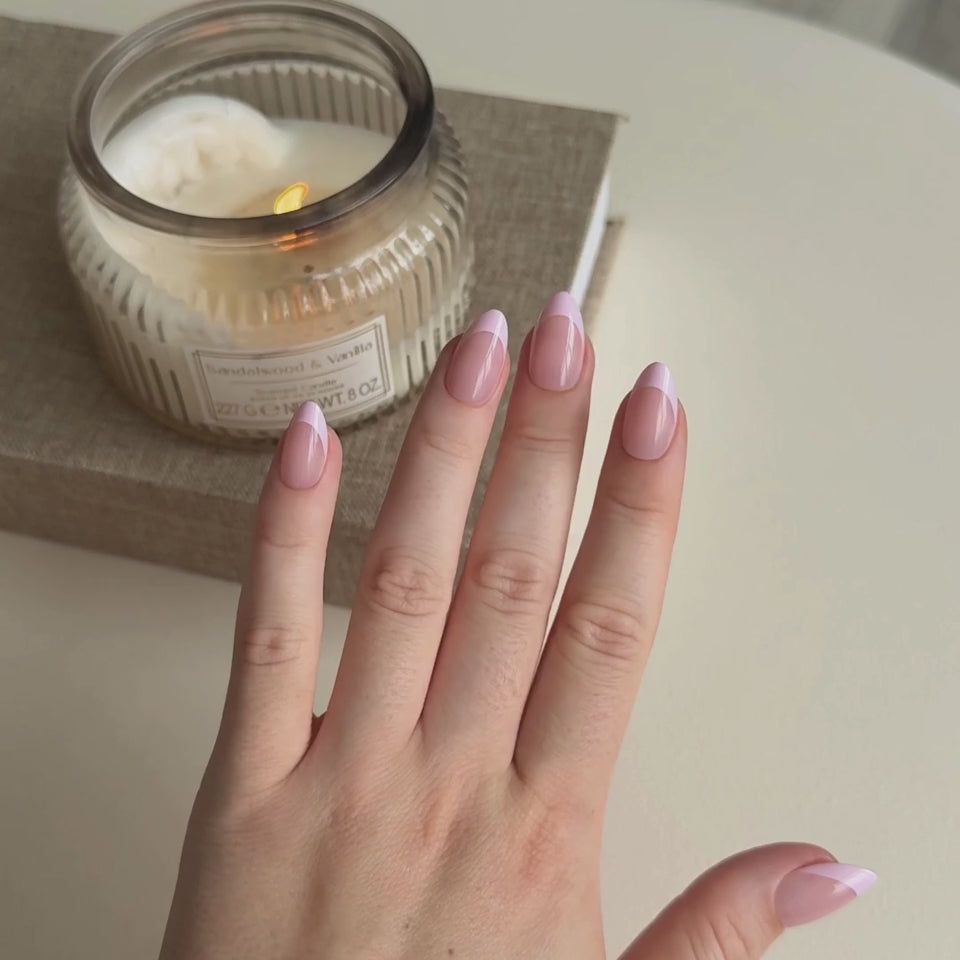 Bewegend beeld van de Pinky Promise press-ons