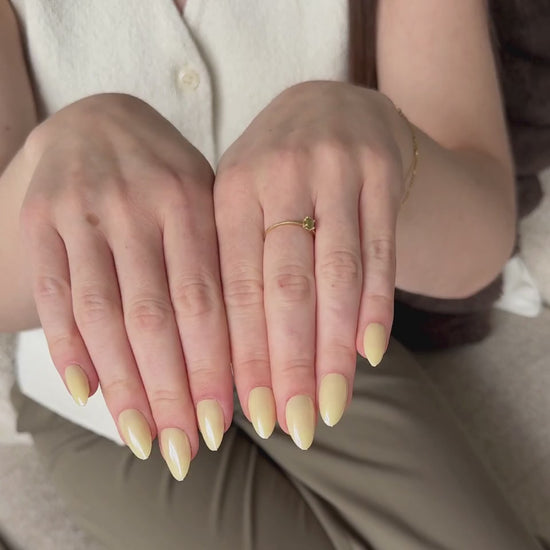 Bewegend beeld van de butter yellow almond press-ons