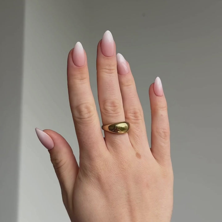 Bewegend beeld van de babyboom almond press-on