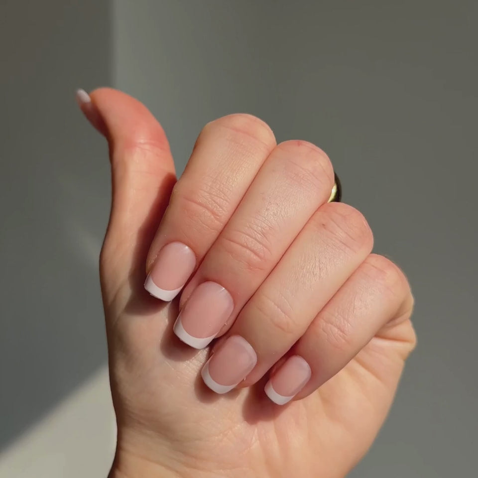 Bewegend beeld van de Classic French press-ons. Een french manicure in square vorm.