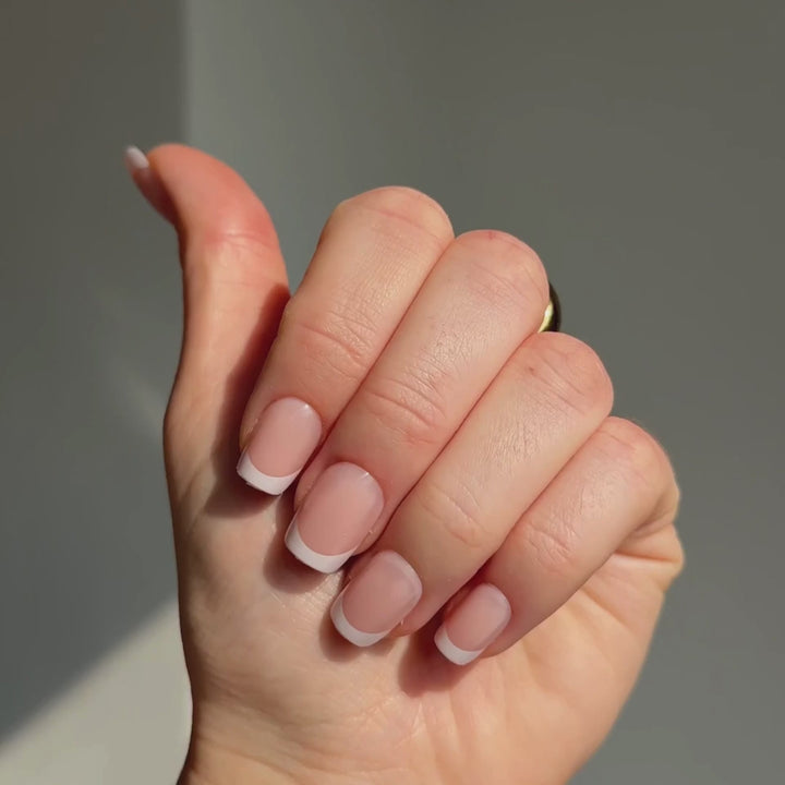 Bewegend beeld van de Classic French press-ons. Een french manicure in square vorm.