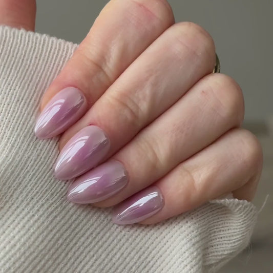 Bewegend beeld van de Aura Kiss press-on nagels