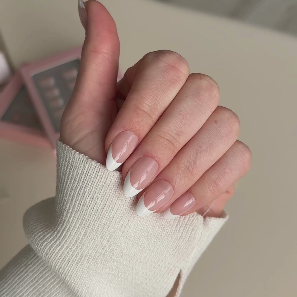 Bewegend beeld van de traditionele french manicure press-ons in almond vorm