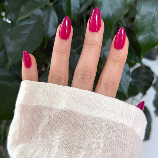 almond press-ons in een diepe raspberry kleur