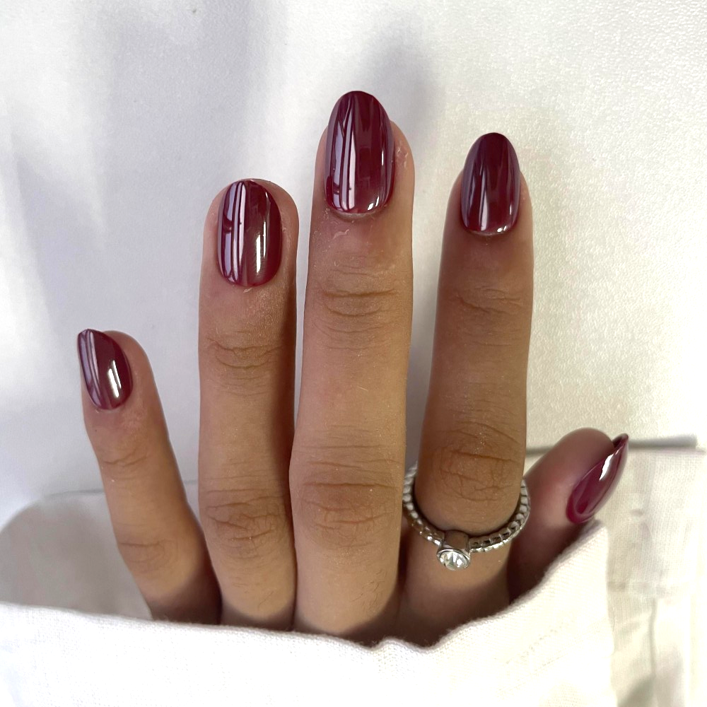 Diep rode kleur press-ons met glazed finish in een ovale vorm. 