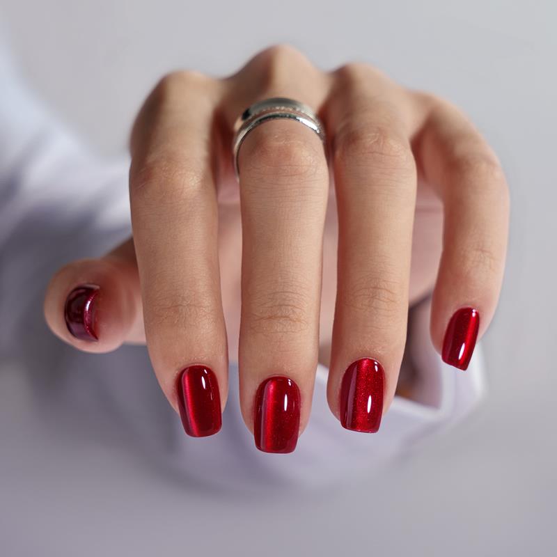 Prachtige short quare press-ons in een rode kleur met cat eye effect. Perfecte plaknagels voor de kerst/feestdagen periode. Red Affair van BIMA Nails