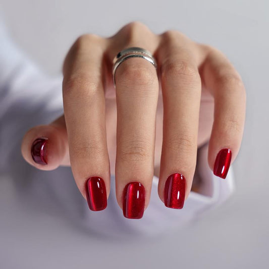 Prachtige short quare press-ons in een rode kleur met cat eye effect. Perfecte plaknagels voor de kerst/feestdagen periode. Red Affair van BIMA Nails