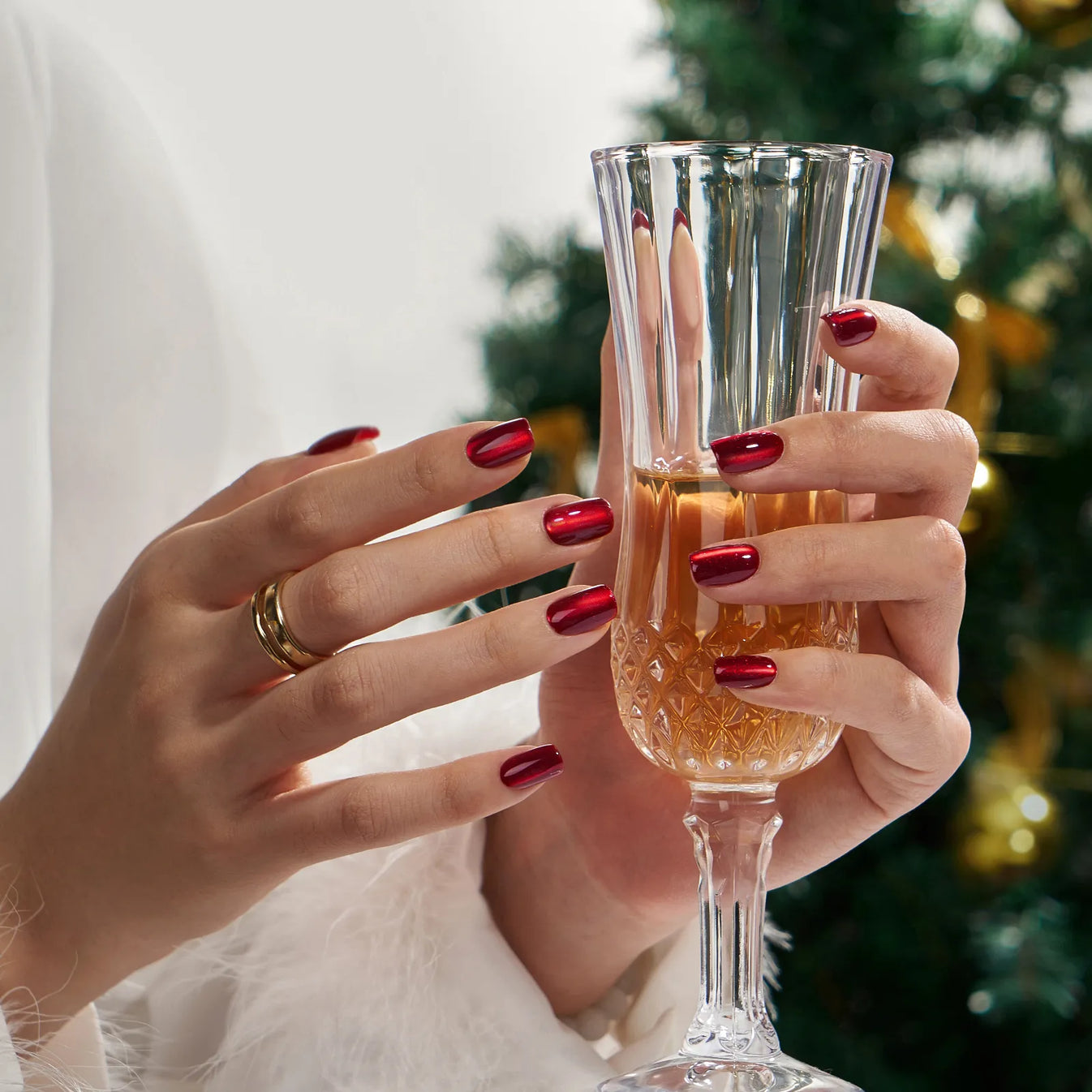 Prachtige short quare press-ons in een rode kleur met cat eye effect. Perfecte plaknagels voor de kerst/feestdagen periode. Red Affair van BIMA Nails
