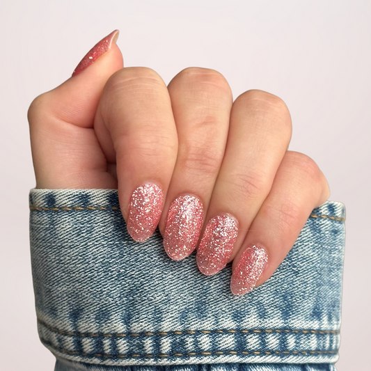 Gellakstickers met grove roze glitter voor een sprankelende en opvallende look.