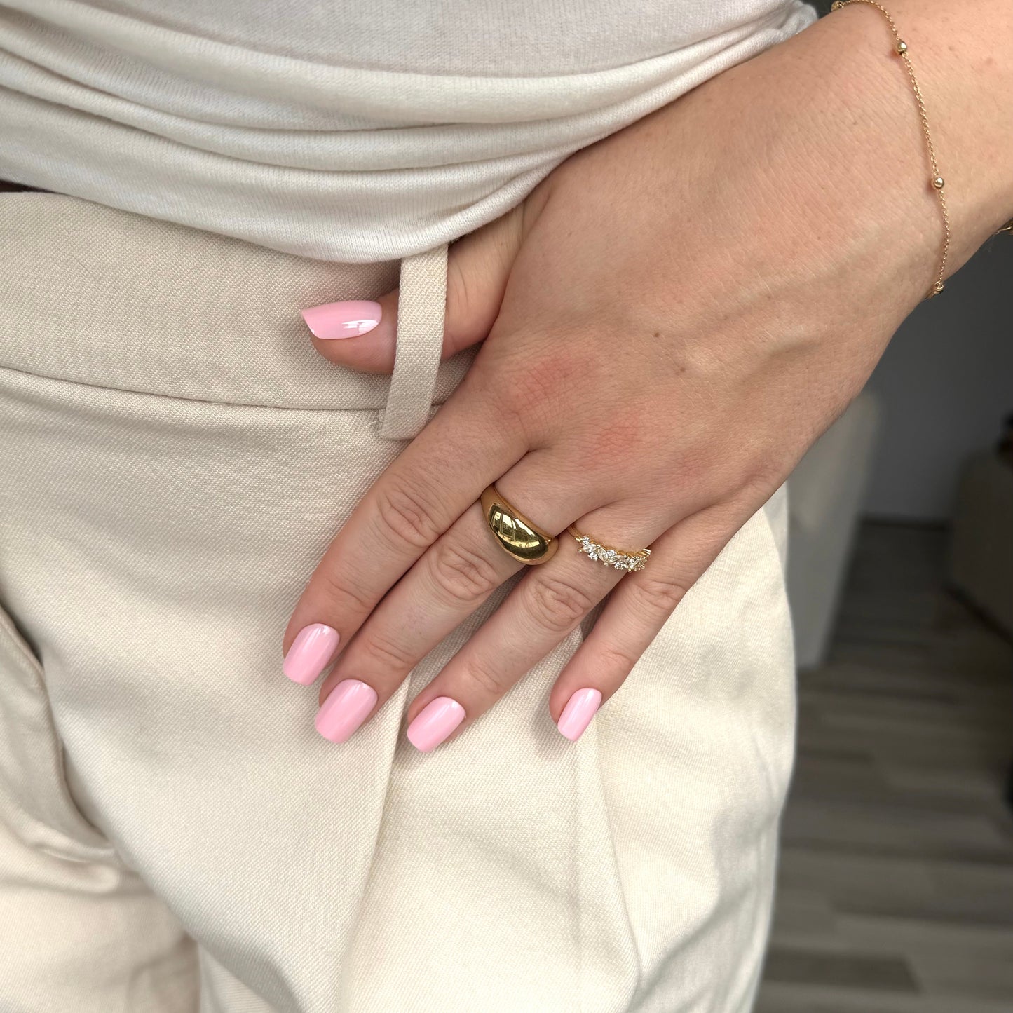 Hand met sugary press-ons bij de outfit