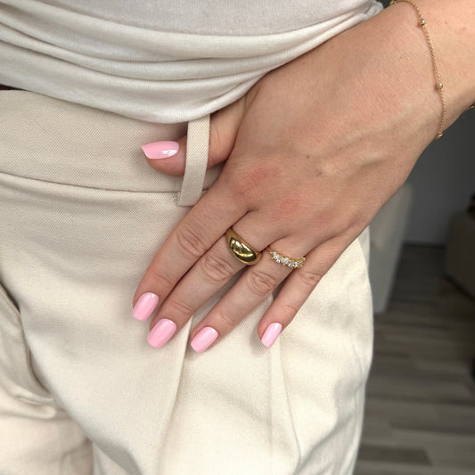 Hand met sugary press-ons bij de outfit