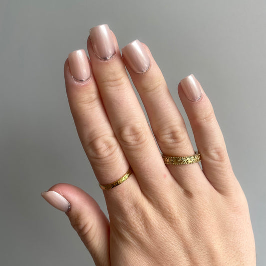 Model draagt de Satin Grace Short Square nagels. Een mooie nude met een mat achtig effect met een subtiele shimmer en aan de onderkant een zilveren randje. 