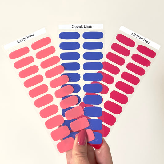 Set met 3 gellaksticker stickervellen naast elkaar. Colar Pink; roze, Cobalt Bliss; kobalt blauw, Lipstick Red; rood. 