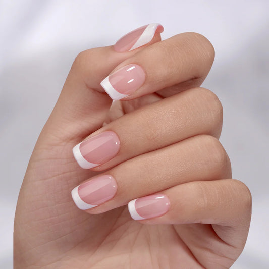 Close-up van een short square french manicure press on nagels genaamd Classic Blanc van BIMA Nails. Tijdloos en stijlvol.