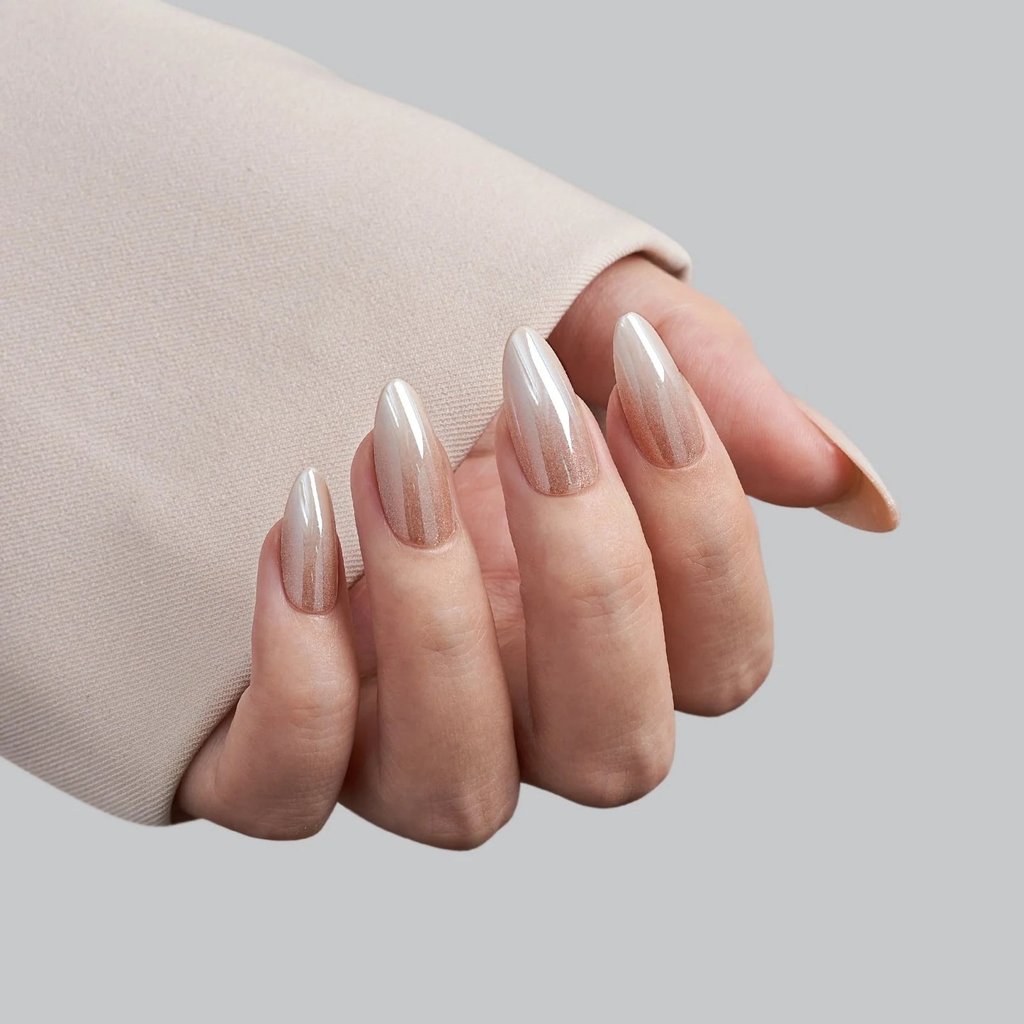Lange almond press-on nagels van een prachtige off white met ombre effect naar licht bruin, perfect voor deze periode. Silky Latte van BIMA Nails